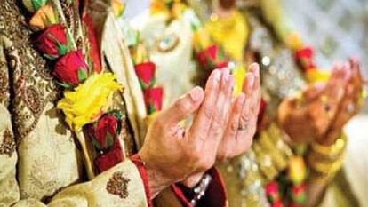 अमरोहा: प्रेमिका के गर्भवती होने पर शादी से मुकरा, पुलिस शिकायत पर पंचायत ने बुलाए मौलाना, तुरंत कराया निकाह Amroha: Girlfriend refused marry because she was pregnant, Panchayat got marriage done immediately