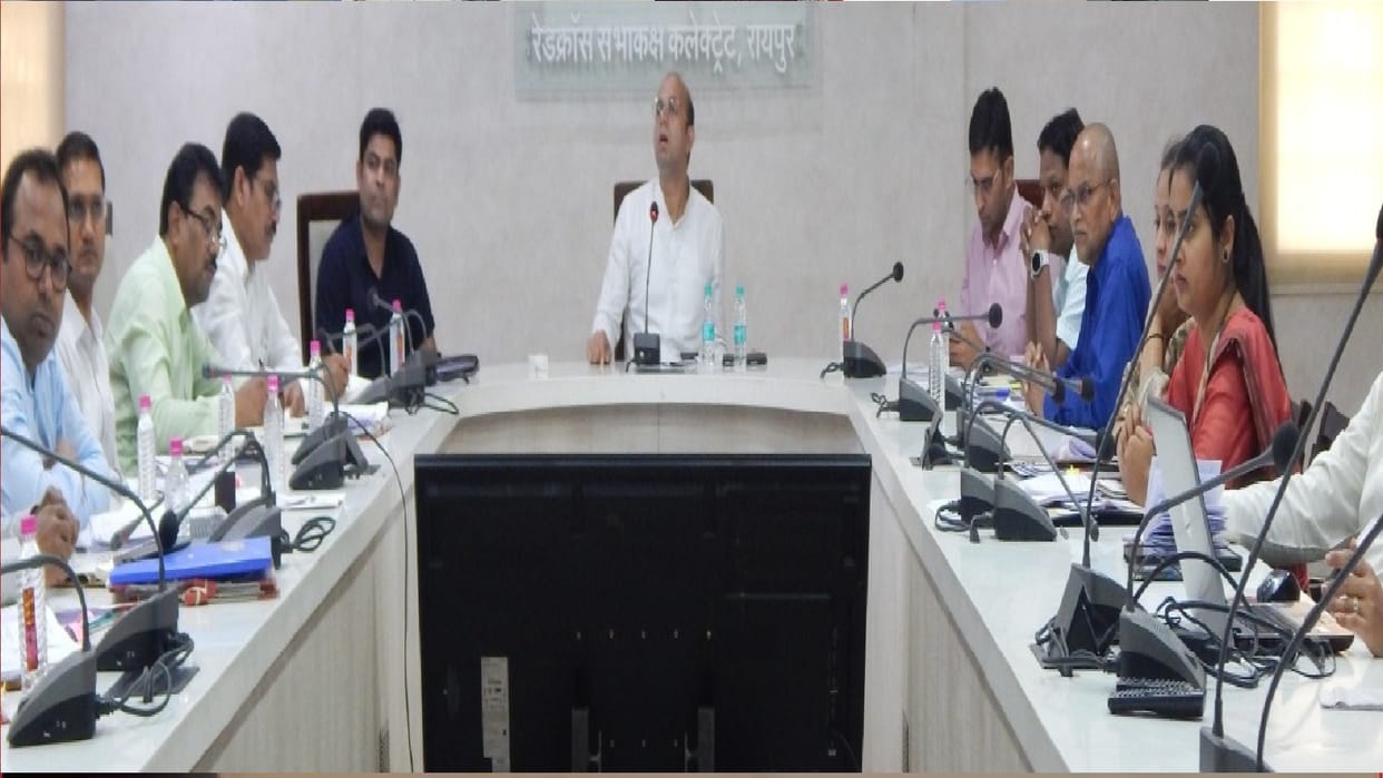 Raipur Collector took a time limit meeting in Collectorate Compus