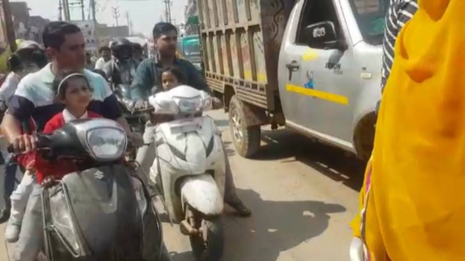 there was long jam on GT Road due to husband and wife started high voltage drama in mid of road  In Firozabad