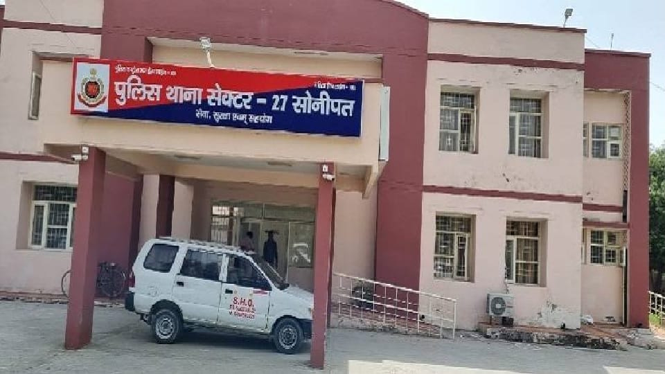 Youths cheated goldsmith of 9 lakh by taking jewelery In Sonipat