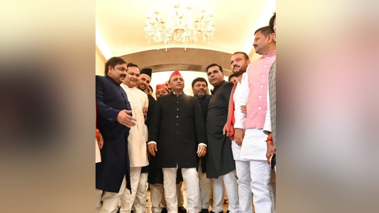 UP Budget 2022 Many SP MLAs including Akhilesh Yadav arrived in the House wearing sherwani in support of Azam