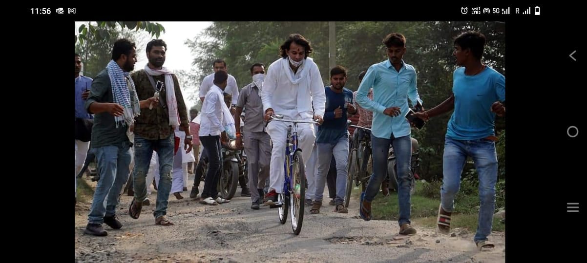 Bihar: When Tej Pratap saw Mulayam in his dream, got stuck by posting a picture with cycle on broken road
