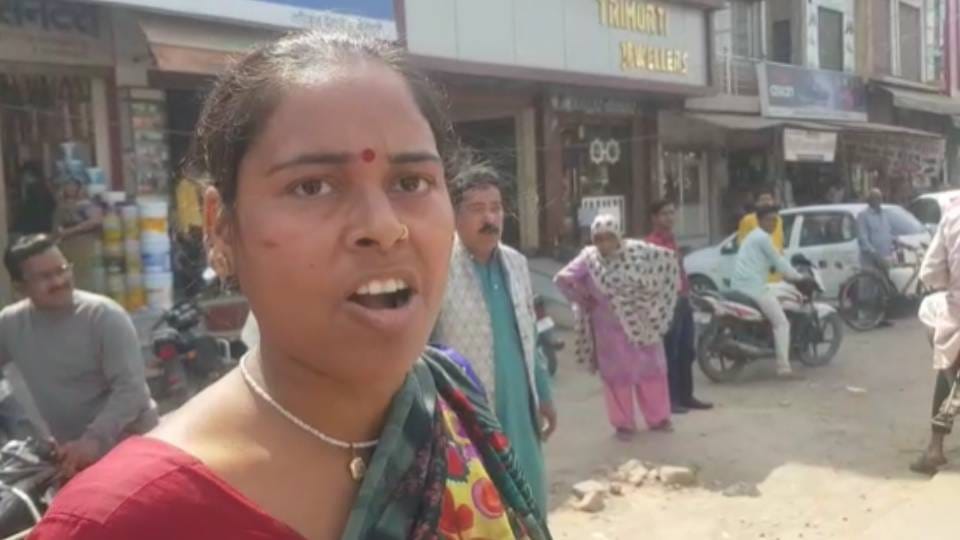 there was long jam on GT Road due to husband and wife started high voltage drama in mid of road  In Firozabad