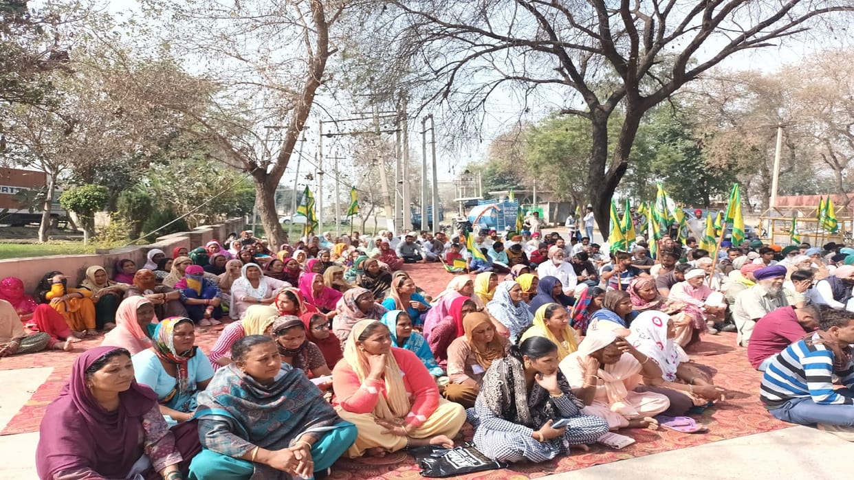 People staged sit in outside police station due to Drugs being sold indiscriminately in jakhal of Fatehabad