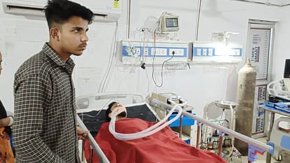 अस्पताल में भर्ती घायल युवक विकास