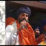 थाने के मुख्य गेट पर समर्थकों को संबोधित करता अमृतपाल।