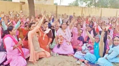 Bijapur: नक्सलियों ने किया हड़ताली आंगनबाड़ी कार्यकर्ताओं का समर्थन, कहा- भूपेश सरकार पूरी करे मांगें सांकेतिक फोटो