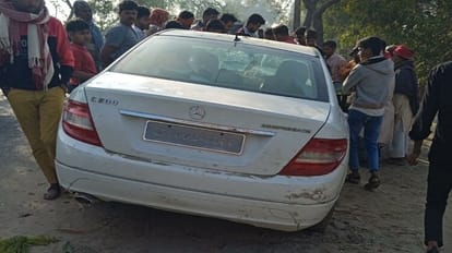 Ballia: स्कॉर्पियो से टकराई तेज रफ्तार कार, दूल्हा-दुल्हन घायल, सांड को बचाने के चक्कर में हादसा दुर्घटनाग्रस्त कार