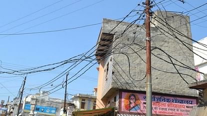 Hathrtas News: गर्मी में मिलेगी भरपूर बिजली, बिछाई जाएगी 165 किमी आर्म्ड केबल व 65 किमी बंच कंडक्टर लाइन बंच कंडक्टर लाइन जर्जर हालत में