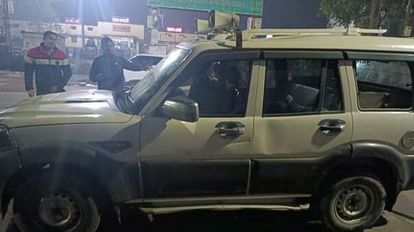 खनन इंस्पेक्टर और सैप जवान इसी स्कॉर्पियो में बैठे थे।