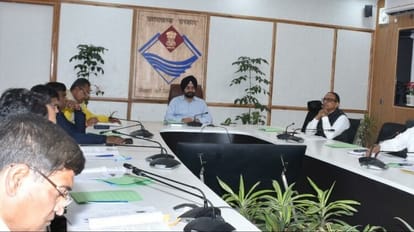 बैठक लेते मुख्य सचिव डॉ.एसएस संधु