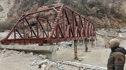 Badrinath Highway: डेंजर जोन से नहीं गुजरेंगे तीर्थयात्री, खचड़ा नाले में ब्रिज पर जल्द शुरू होगी आवाजाही बदरीनाथ हाईवे पर खचड़ा नाले पर बना ब्रिज