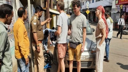 विदेशी सैलानियों की गाड़ी का टायर हुआ पंचर