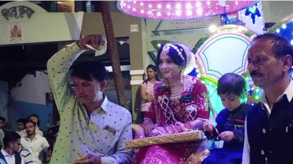 इंदौर के निरंजनपुर में शादी का दृश्य