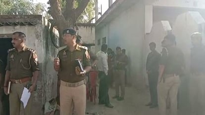 घटनास्थल पर जुटी भीड़ और पुलिस