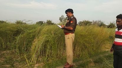 Unnao: युवती की गला दबाकर हत्या, सरसों के खेत में पड़ा था शव, कपड़े अस्त व्यस्त होने से दुष्कर्म की आशंका घटनास्थल पर मौजूद पुलिस