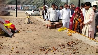 नेताजी की समाधि पर पहुंचे नवदंपती