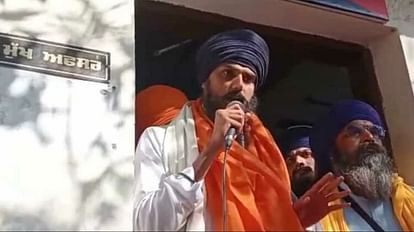Amritpal addressing supporters at the main gate of the police station.