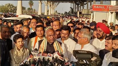 छत्तीसगढ़ पहुंचे कांग्रेस राष्ट्रीय अध्यक्ष खड़गे: भाजपा पर लगाया स्वतंत्रता को खत्म करने का आरोप रायपुर एयरपोर्ट पर पत्रकारों से चर्चा करते खड़गे