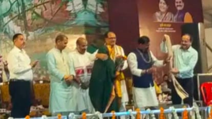 सीएम ने पद्मश्री के लिए चयनित जनजातीय कलाकार जोधईया बाई को सम्मानित किया।