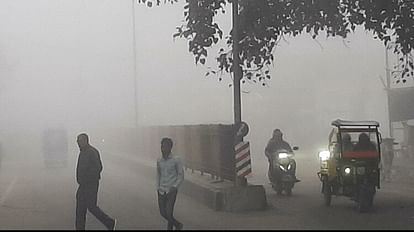 Weather: नमी बढ़ने और हवाओं के थमने से छाया कोहरा, 25 व 28 फरवरी को एक बाद एक पश्चिमी विक्षोभ सक्रिय होंगे धुधं के समय गुजरते लोग एवं वाहन चालक।