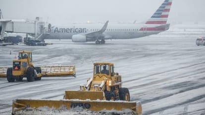 US Winter Storm: बर्फीले तूफान की चपेट में अमेरिका, 1300 से ज्यादा फ्लाइट रद्द, लोगों का आना-जाना हुआ मुश्किल US Winter Storm