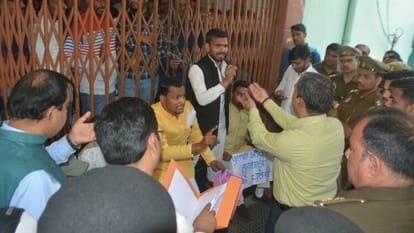 Kashi Vidyapith: हॉस्टल आवंटन में गड़बड़ी के आरोप में छात्रनेताओं ने जड़ा प्रशासनिक भवन पर ताला, जमकर नारेबाज काशी विद्यापीठ में हंगामा करते छात्र