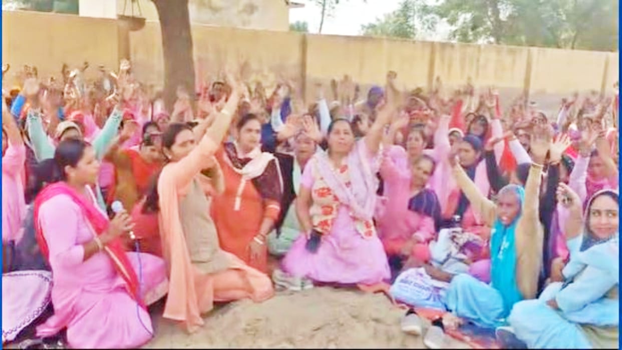 Anganwadi workers protested on the demand of regularization