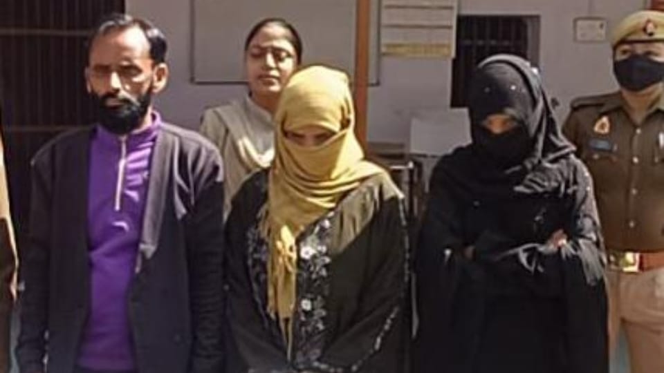 Three including two women arrested for selling duplicate jewellry in shahjahanpur