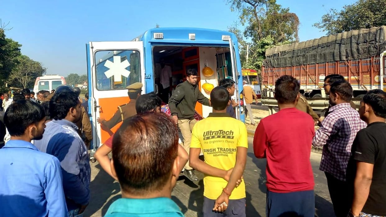 Four died in a road accident in rudauli kotwali in Ayodhya.
