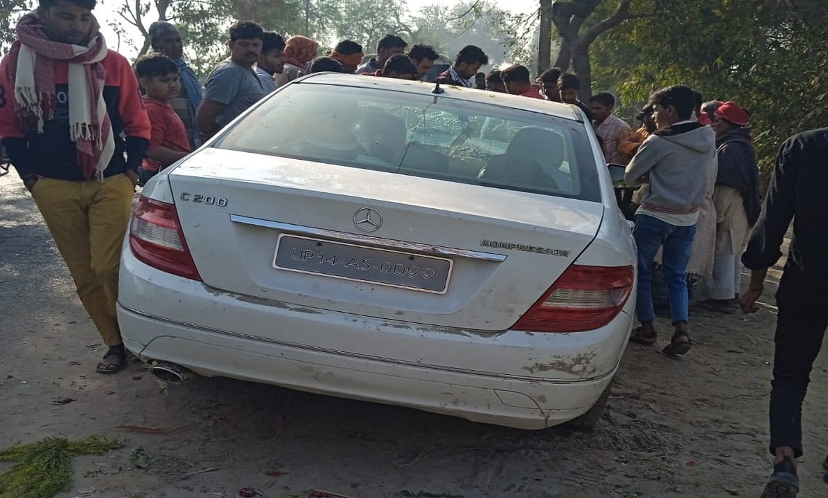 High speed car collided with Scorpio in ballia bride and groom injured