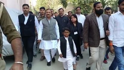 Former minister SP leader Bhagwat Saran Gangwar surrendered in the court Bareilly