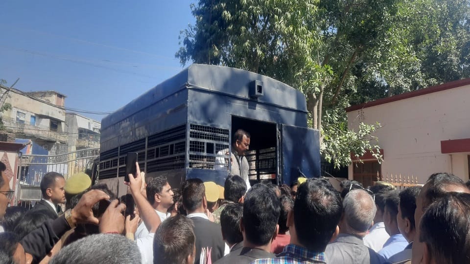 Former minister SP leader Bhagwat Saran Gangwar surrendered in the court Bareilly