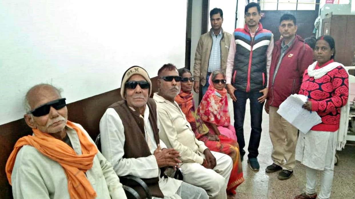 Bihar news patient started singing baharo phool barsao during operation in siwan video viral