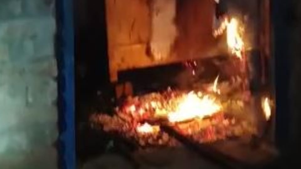 dabangs burnt the house of the murder accused pelted stones at the police team in bareilly