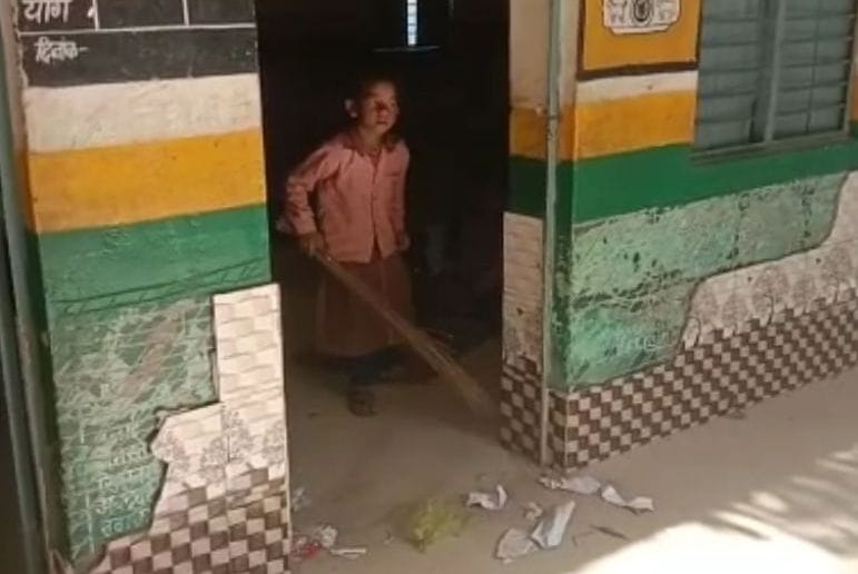 Kanpur Dehat: Teacher coming late in Jalalpur primary school, children sweeping, BEO said, action will be taken after investigation