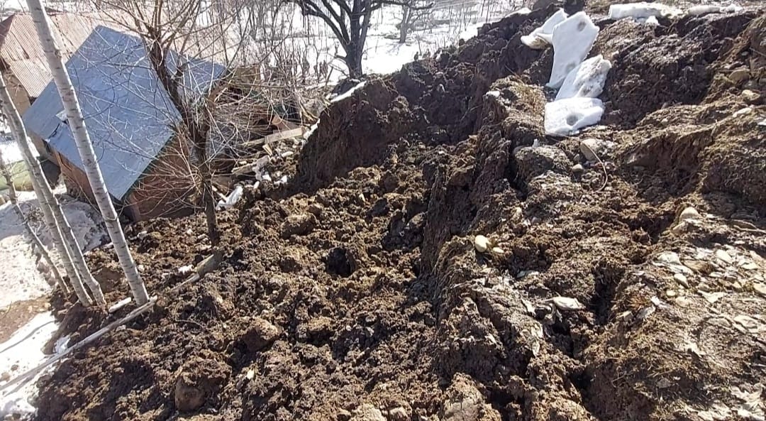 landslide in kulgam House and some shops damaged at Damhal Hanjipora