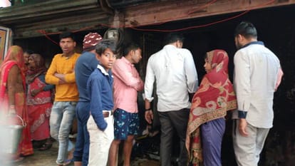 Goods worth five lakh burnt to ashes due to fire in mobile shop in Firozabad