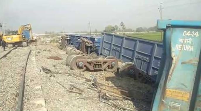 Chandauli 13 bogies of the goods train derailed, what is the condition of the operation of passenger trains?