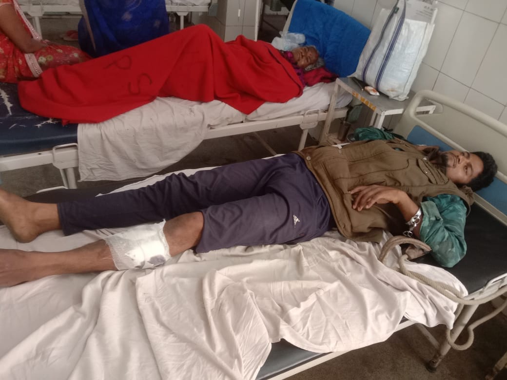 Two arrested including prize money of 25 thousand in police encounter, shot in leg, hospitalized
