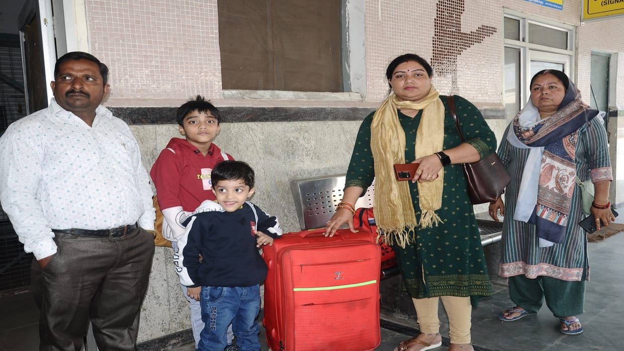 Doctor's wife jewelery worth 1.5 lakh stolen in Padmavat Express