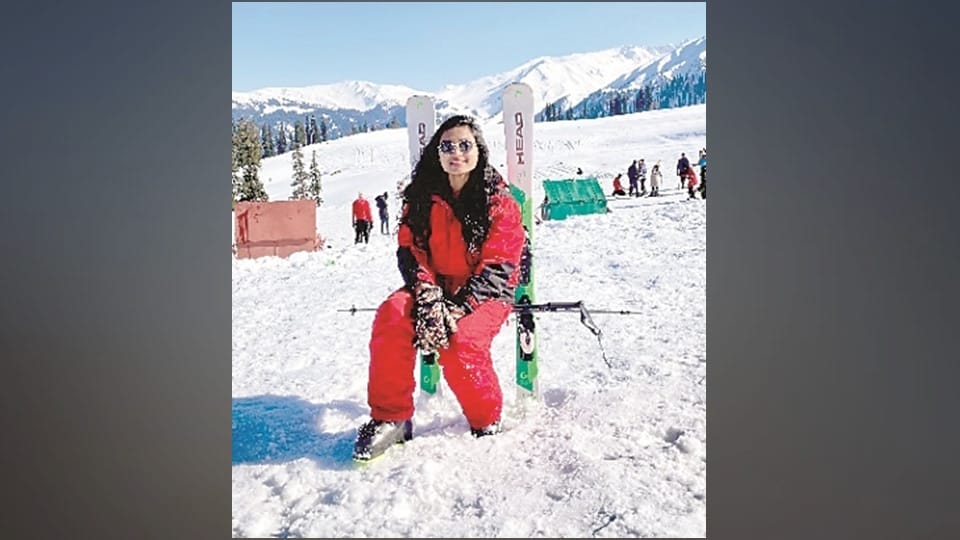Ritika came Mumbai to visit kashmir now training skiing to tourists in Gulmarg kashmir