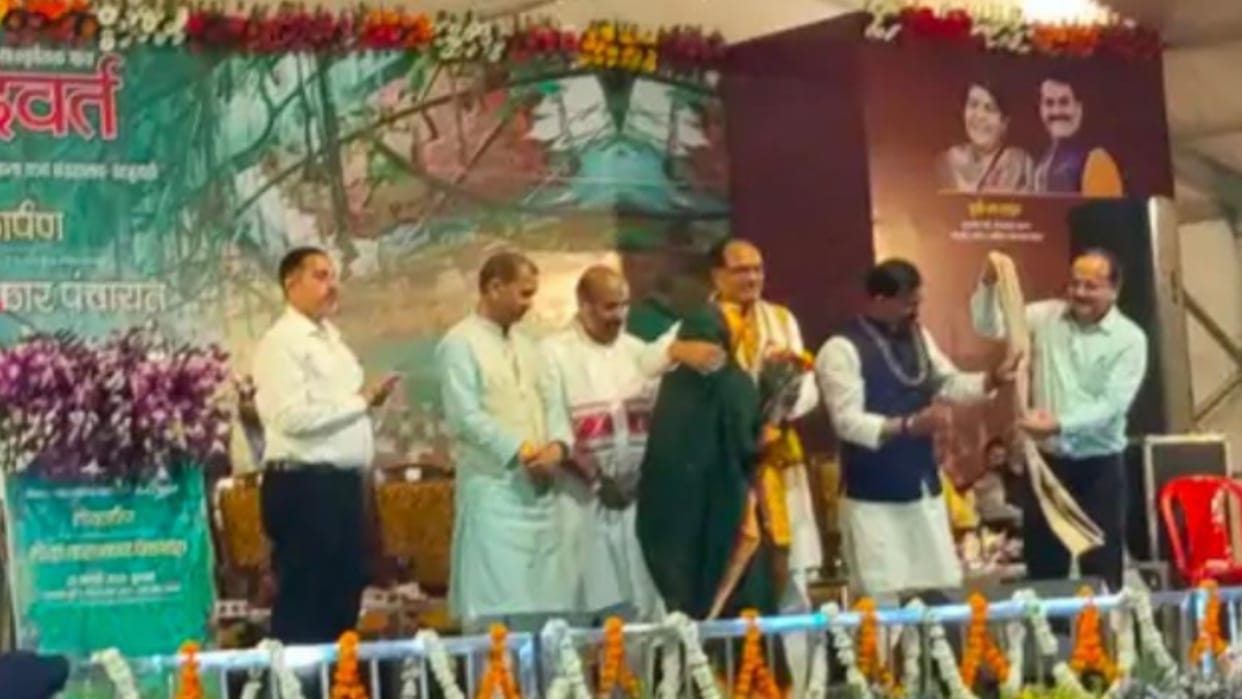 MP News: CM honored tribal artist Jodhaiya Bai of Umaria in Khajuraho