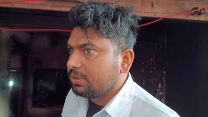 Goods worth five lakh burnt to ashes due to fire in mobile shop in Firozabad