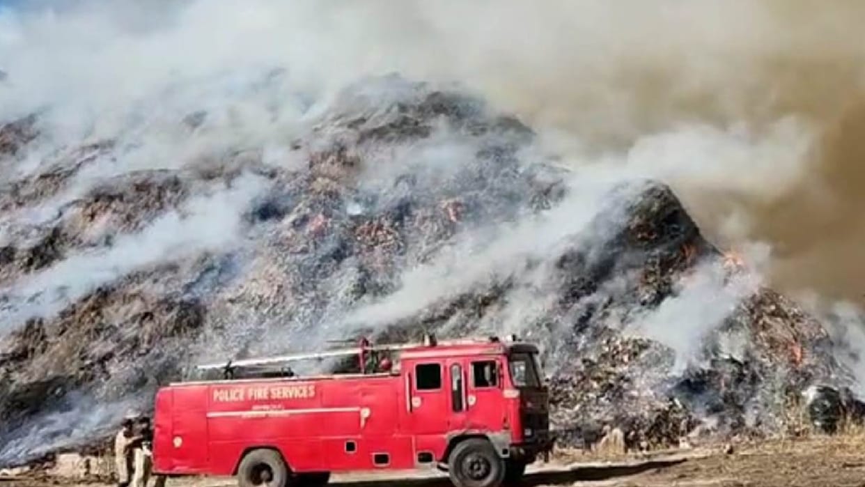 A mountain of garbage got burnt in Indore, Poklen machine standing in the trenching ground also burnt, smoke