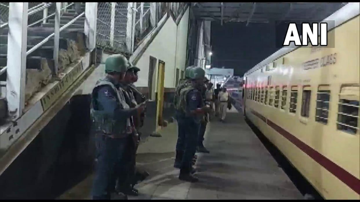 Telangana Hoax Bomb Call Bellary Express to Railway Police one arrested news in hindi
