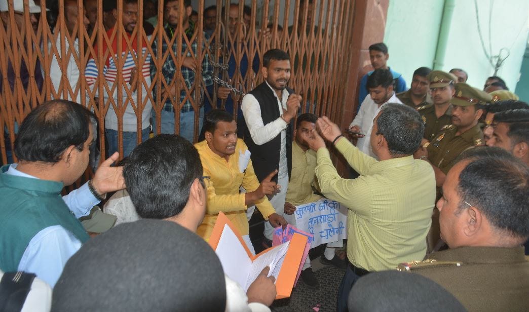 Kashi Vidyapith Student leaders lock the administrative building on allegation of irregularities in hostel