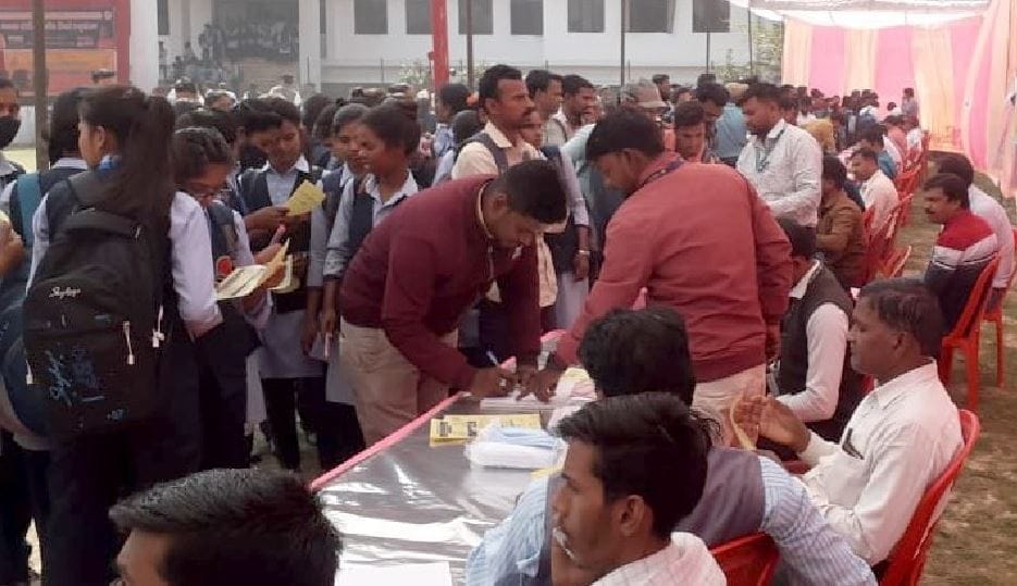 Job Fair in Varanasi: MBA pass Praveen got a package of 4.32 lakhs, offer letter to 8 youths to go abroad