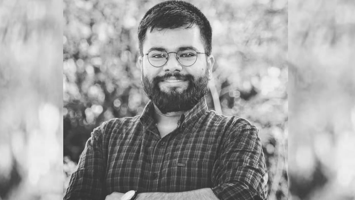 A scholor who gets scholorship of 1.70 crore commits suicide.