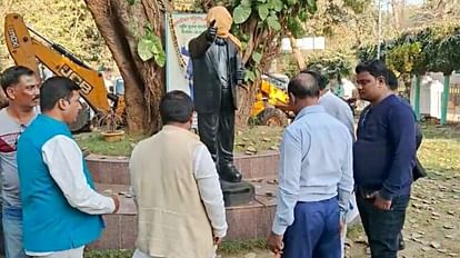 Bhagalpur: भीमराव अंबेडकर की प्रतिमा स्थापित करने को लेकर बवाल, लोगों ने कहा- जगह नहीं मिली तो आंदोलन करेंगे प्रतिमा स्थापित करने को लेकर बवाल